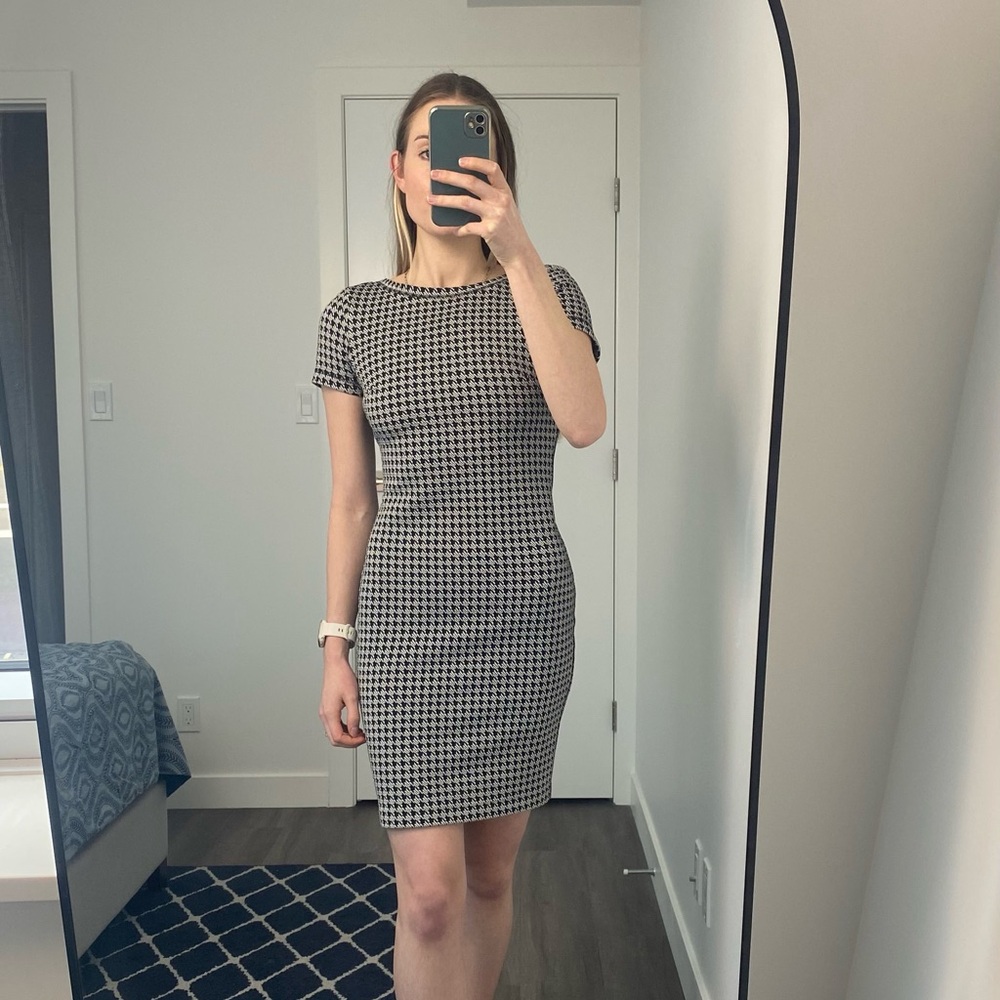 Dynamite - Bodycon Dress - Low Back V - Pencil Dress - Small - Houndstooth